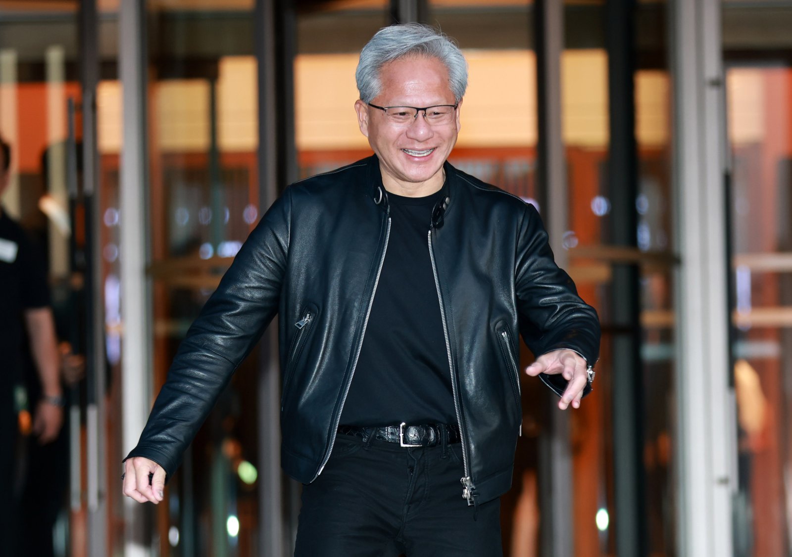 [서울=뉴시스] 젠슨 황 엔비디아 최고경영자(CEO)가 8일 서울 중구 신라호텔 영빈관에서 열린 엔비디아 코리아 AI 에코시스템 리셉션을 마치고 나와 취재진 앞에 서고 있다. (공동취재) 2026.06.08. photo@newsis.com