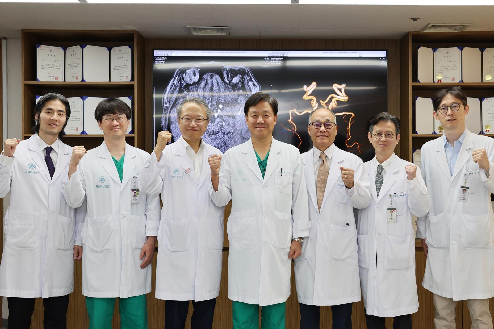 뇌동맥류 치료 2만 건을 달성한 서울아산병원 뇌혈관팀. 서울아산병원 제공