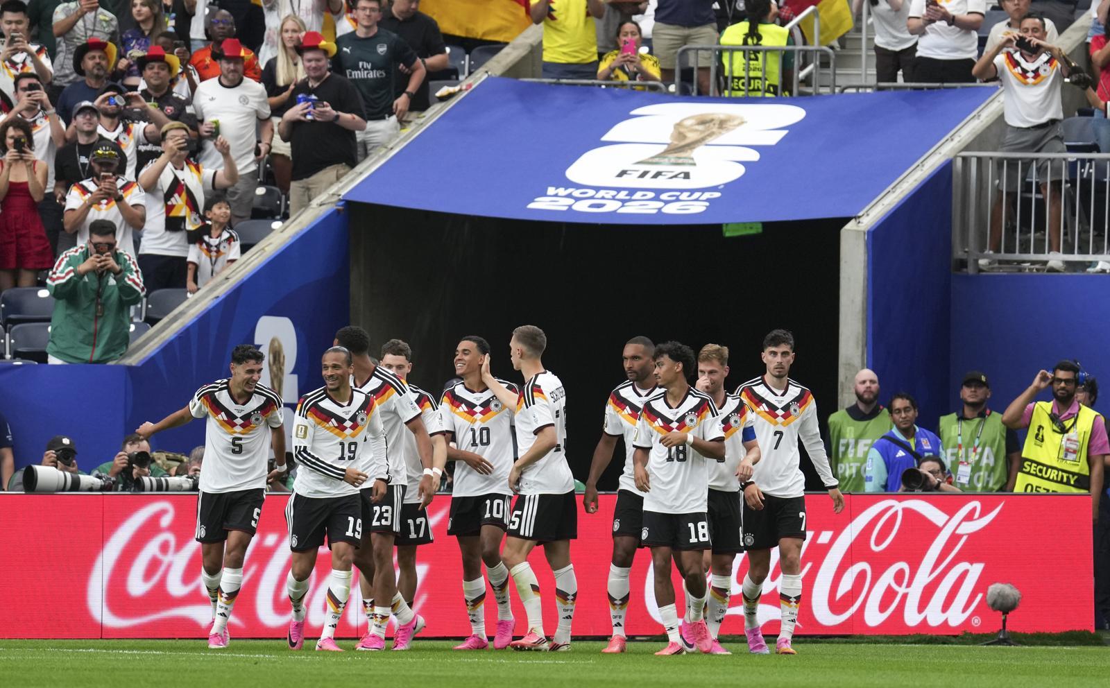 독일 축구대표팀 선수들이 15일 열린 퀴라소와의 2026 북중미 월드컵 조별리그 E조 1차전 경기에서 골을 넣은 뒤 세리머니를 하고 있다. 휴스턴=신화 뉴시스