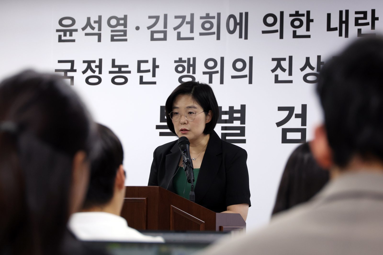 김지미 특검보가 8일 경기 과천 권창영 2차 종합특검팀 사무실 브리핑룸에서 정례 브리핑을 하고 있다. 2026.06.08 [과천=뉴시스]