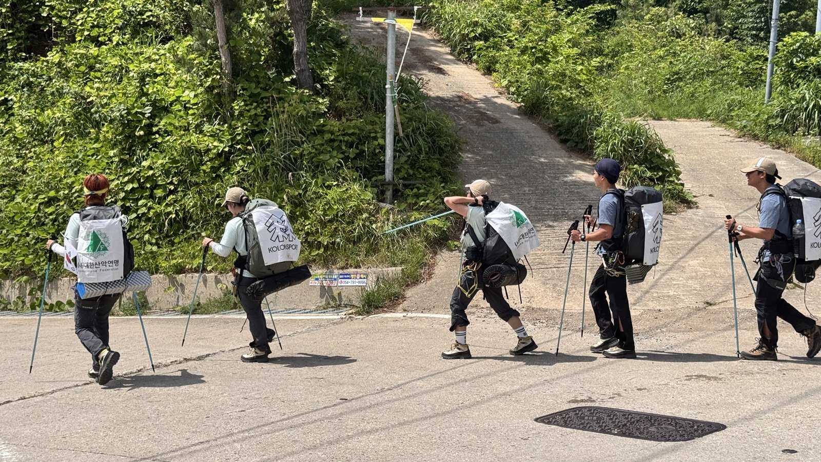 ‘코오롱 한국 청소년 오지탐사대(KOLON YOUTH EXPEDITION)’ 대원들이 ‘2026 코오롱 트레일 캠프 울릉’에 훈련차 참여했다. 윤우열 기자 cloudancer@donga.com
