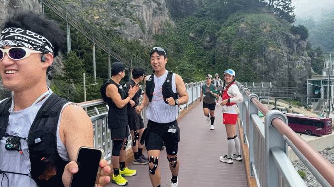 ‘2026 코오롱 트레일 캠프 울릉’ 트레일러닝 세션 출발점에서 참가자들끼리 서로를 응원하고 있다. 윤우열 기자 cloudancer@donga.com