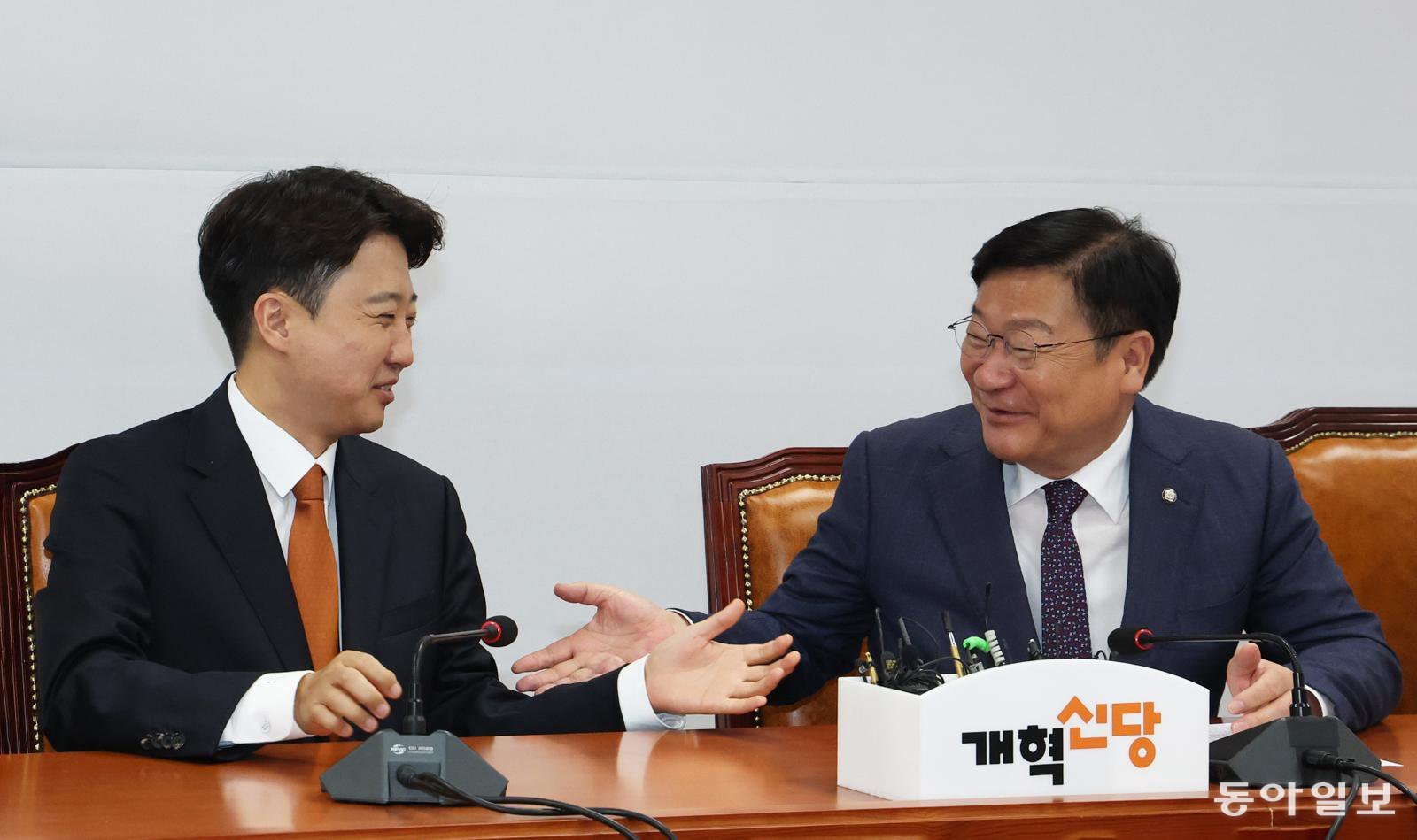 [정치 한 컷]형님 먼저, 아우 먼저…마이크 양보하는 국힘·개혁신당