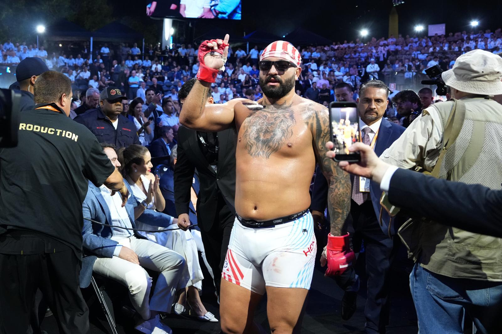 14일(현지 시간) 미국 워싱턴 백악관 남쪽 잔디밭에서 열린 ‘UFC 프리덤 250’ 대회 헤비급 매치에서 데릭 루이스를 제압한 조쉬 호킷. AP/뉴시스
