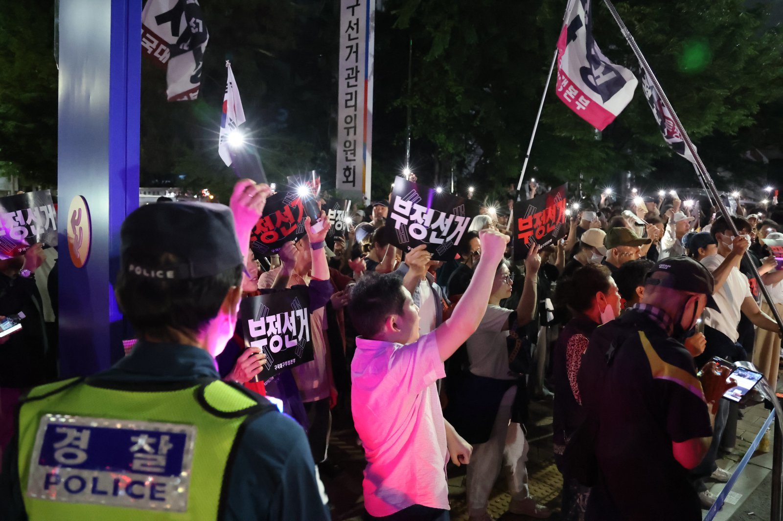 투표용지 부족에 골프연습까지…시민단체 “선관위 해체 수준 개혁을”