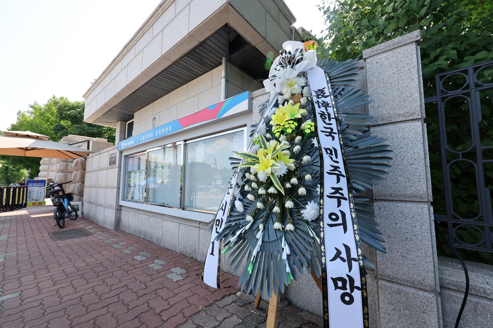 15일 경기 과천시 중앙선거관리위원회 앞에 ‘한국 민주주의 사망’이라고 적힌 근조 화환이 놓여 있다. 6·3 지방선거 ‘투표용지 부족 사태’의 원인으로 꼽히는 투표용지 인쇄량 축소 결정에는 “(인쇄한) 투표용지를 보관할 장소가 없다”는 중앙선관위 내부 문제 제기가 반영된 것으로 알려졌다. 과천=뉴시스