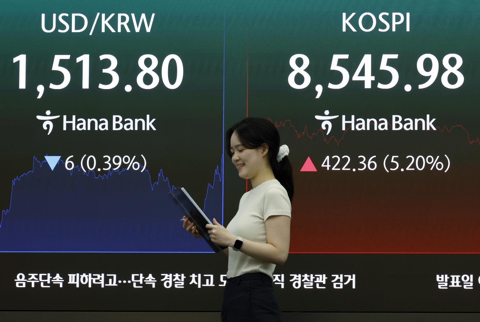미국과 이란의 중동 전쟁 종전 양해각서(MOU) 합의 소식이 전해진 15일 서울시 중구 하나은행 딜링룸 전광판에 코스피 등 종가가 표시되고 있다. 2026.6.15 ⓒ 뉴스1