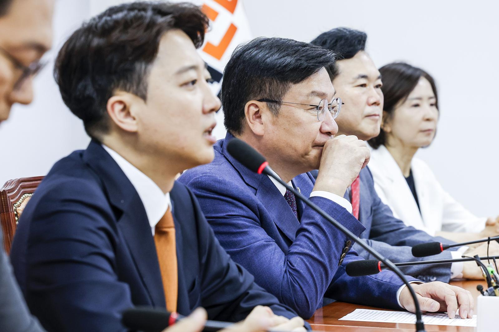이준석 개혁신당 대표가 15일 오전 서울 여의도 국회에서 정점식 국민의힘 원내대표와 만나 자리에 앉아 발언하고 있다. 2026.06.15. [서울=뉴시스]