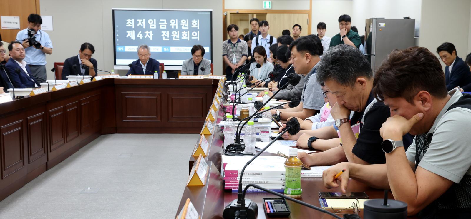 9일 세종시 정부세종청사 최저임금위원회에서 열린 2027년도 최저임금위원회 4차 전원회의에 근로자위원들이 플랫폼 특수고용 노동자 적정임금 논의 등을 시작하고 있다. 2026.6.9 ⓒ 뉴스1