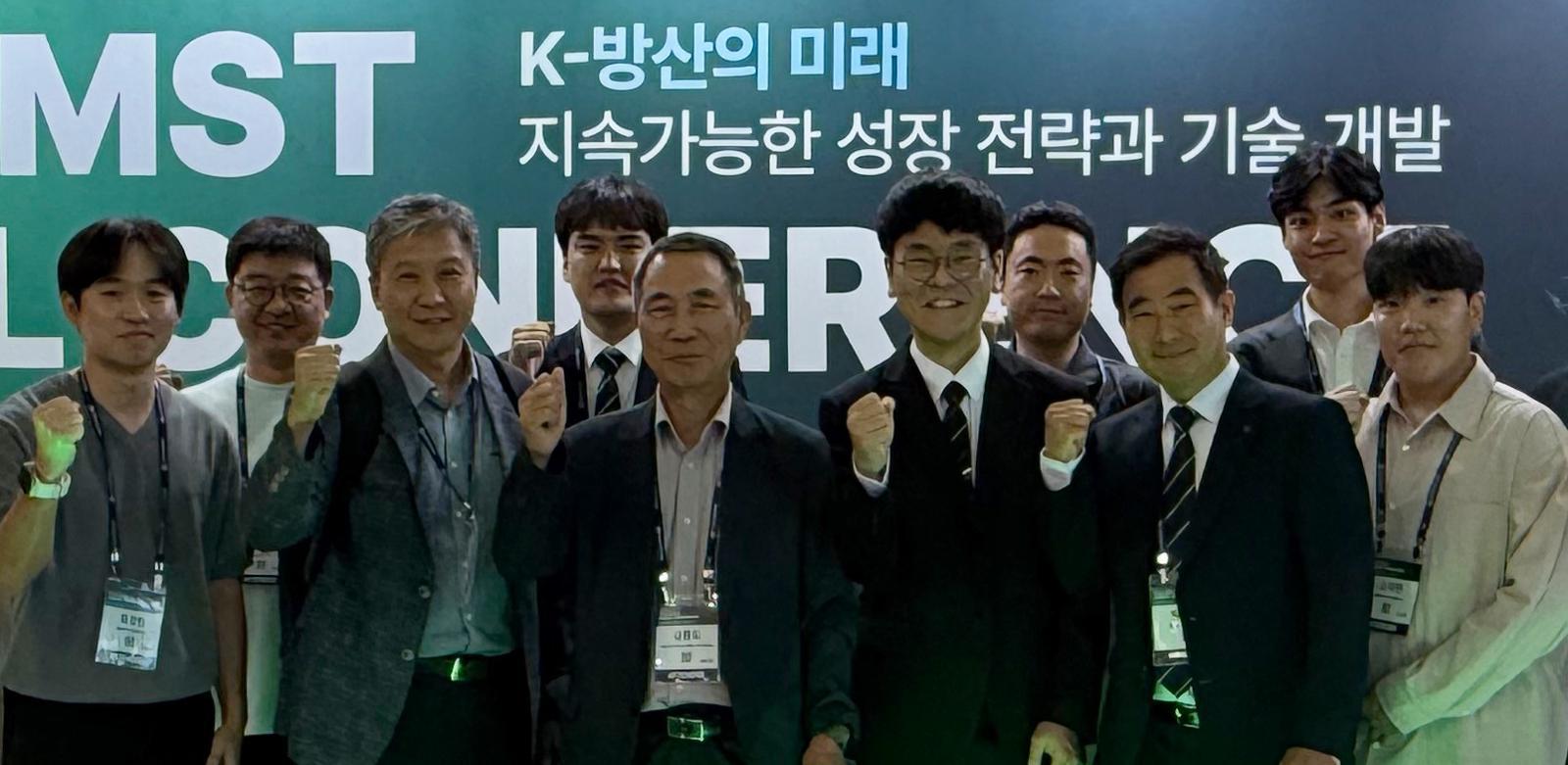 한국군사과학기술학회 종합학술대회에 참가한 SNT다이내믹스 기술연구소 연구원들이 단체사진을 촬영하고 있다. SNT다이내믹스 제공