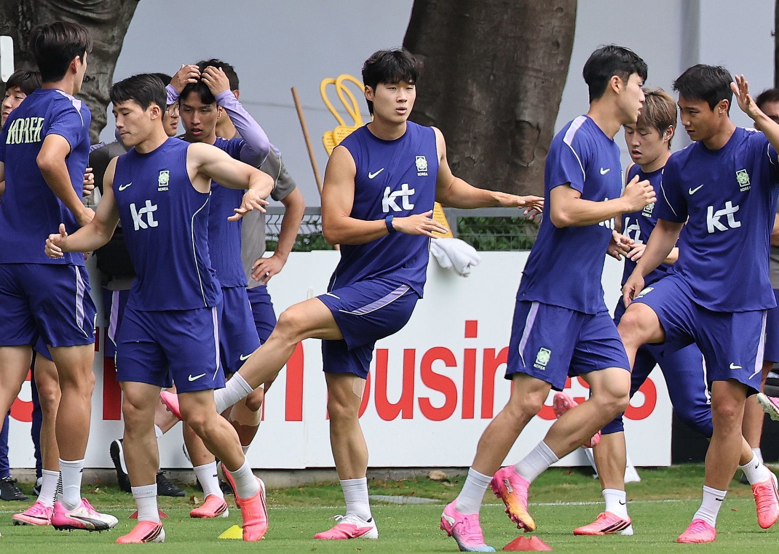2026 북중미 월드컵에 출전하는 대한민국 축구 국가대표팀 김태현(왼쪽 제번째)을 비롯한 선수들이 15일(현지시간) 멕시코 과달라하라 인근 사포판에 위치한 베이스캠프 훈련장 치바스 바예 베르데에서 훈련을 하고 있다. 2026.6.16 ⓒ 뉴스1