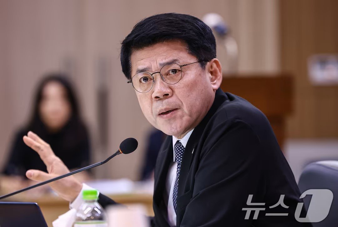조국혁신당 새 원내대표에 김준형 의원…“정치공학적 합당 거부”