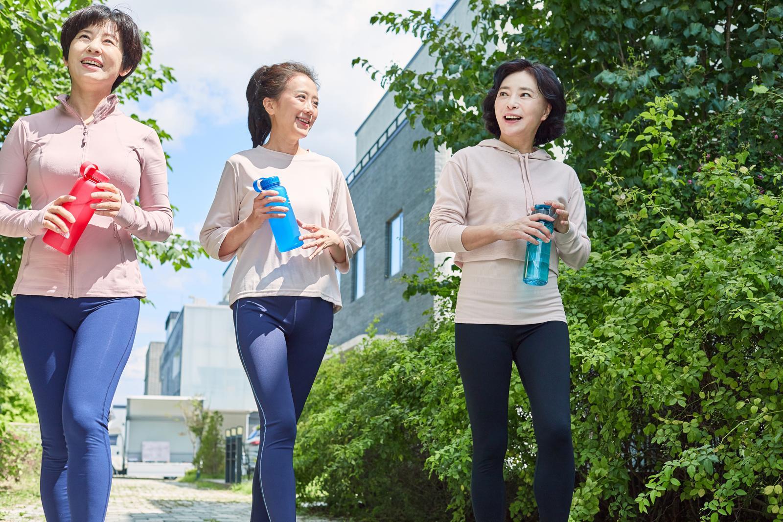 중년 여성들이 야외에서 함께 걷기 운동을 하며 건강을 관리하고 있다. 이번 분석에서는 걷기 같은 유산소운동에 더해 근력운동을 병행한 집단에서 대사증후군 유병률이 상대적으로 낮게 나타났다. 사진=게티이미지뱅크