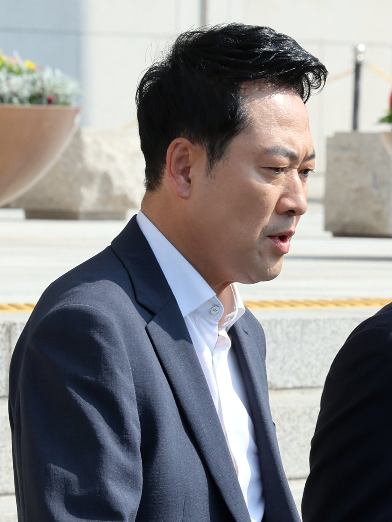 장동혁 국민의힘 대표가 서울 여의도 국회에서 외부일정을 위해 이동하고 있다. 2026.6.16/뉴스1