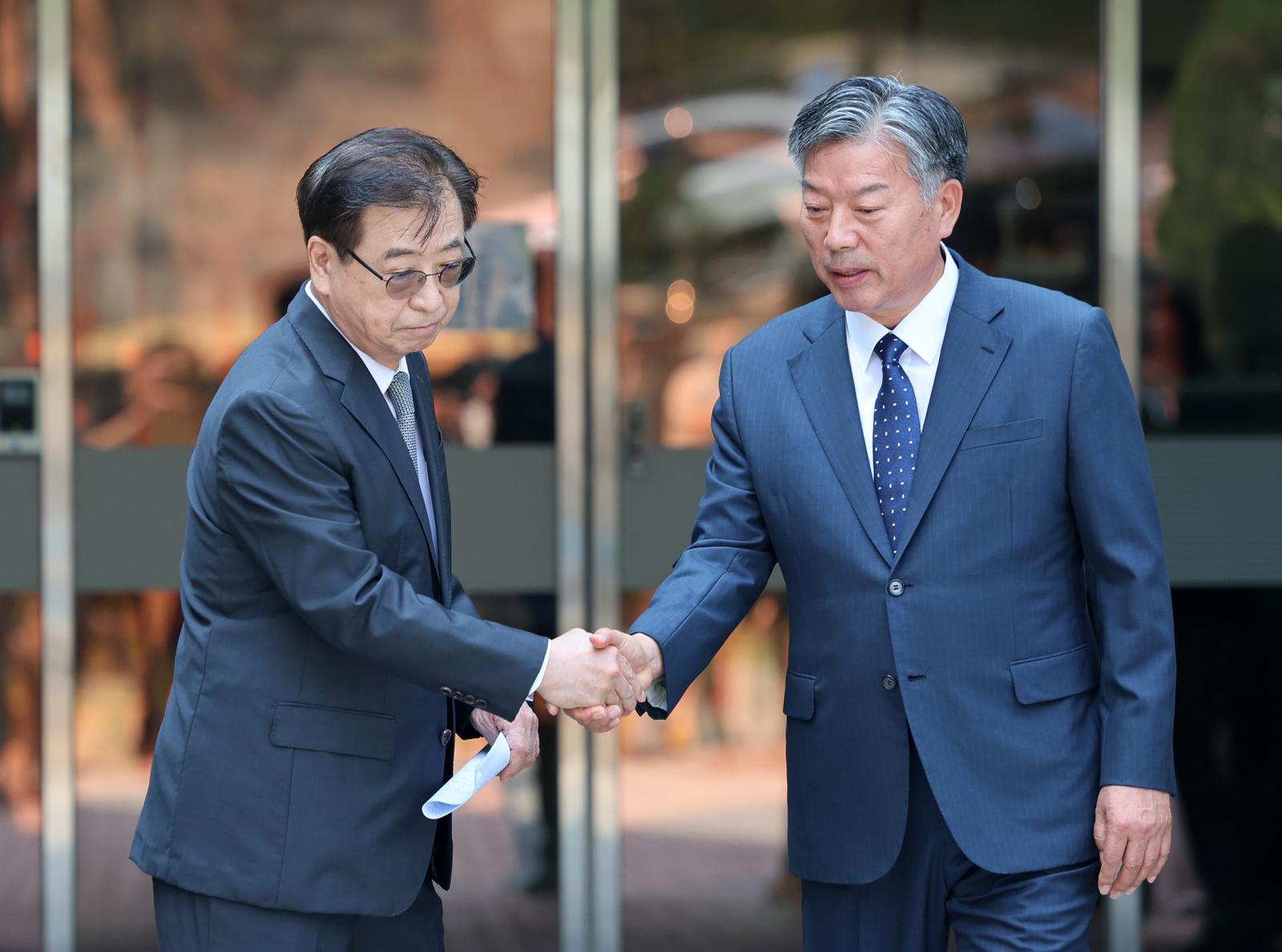 서훈(왼쪽) 전 청와대 국가안보실장과 김홍희 전 해양경찰청장이 16일 서울 서초구 서울중앙지방법원에서 열린 ‘서해 피격 사건 은폐 시도 및 월북몰이 혐의’ 항소심에서 무죄를 받은 뒤 법원을 나서며 악수하고 있다. 2026.06.16. 뉴시스