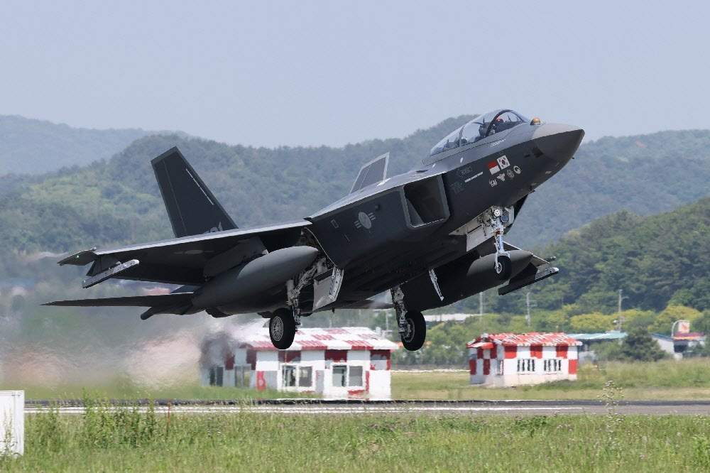 “KF-21 비행안정성 최종 공인…745개 항목 모두 충족”