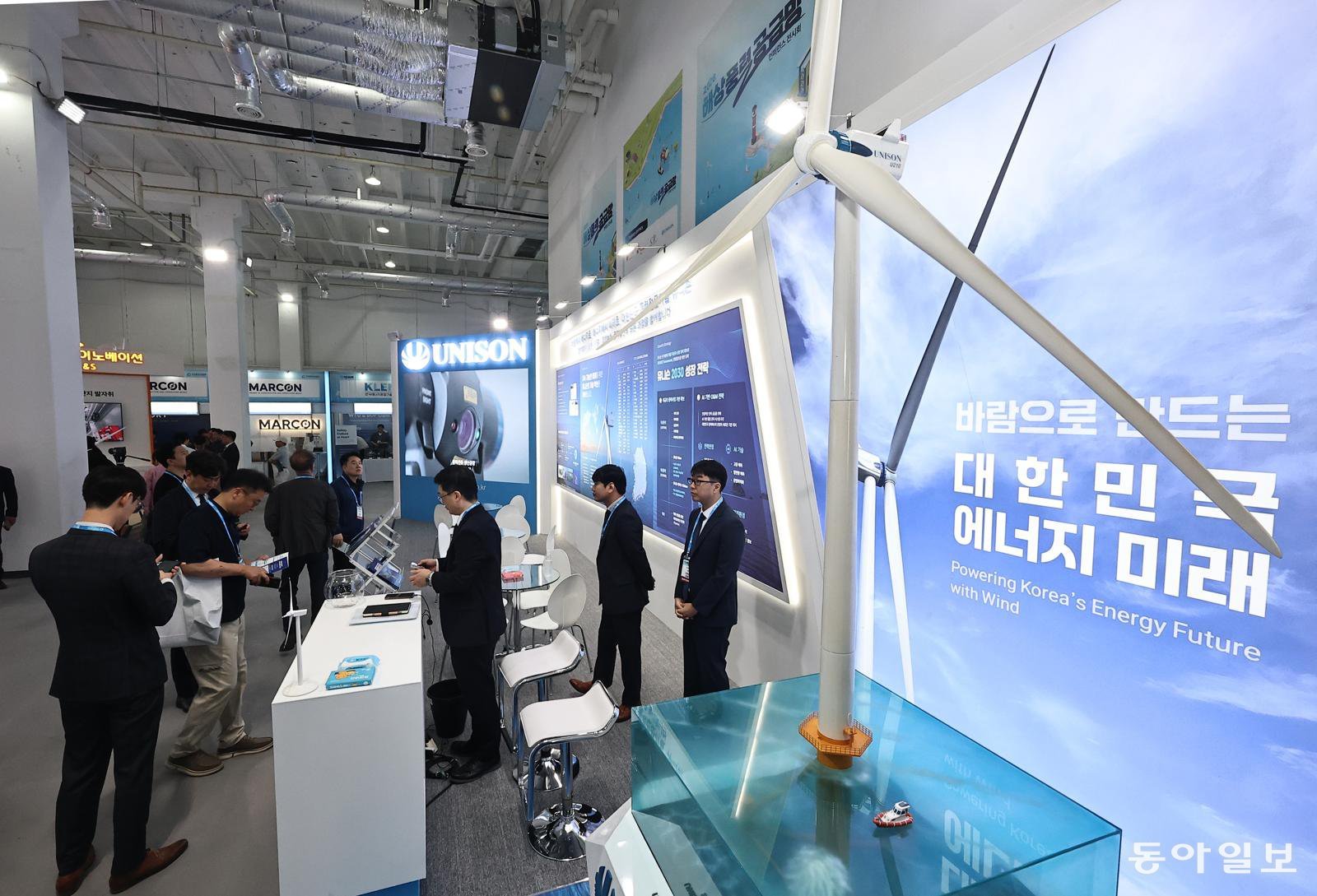 16일 전남 여수시 여수엑스포컨벤션센터에서 열린 ‘2026 해상풍력 공급망 콘퍼런스 전시회’에서 업계 관계자들이 이야기를 나누고 있다. 이번 전시회에는 국내 기업들은 물론 영국, 덴마크, 네덜란드, 스페인 등 해상풍력 선진국에서 활발하게 활동하고 있는 총 73개 기업이 102개 부스를 꾸렸다. 양회성 기자 yohan@donga.com