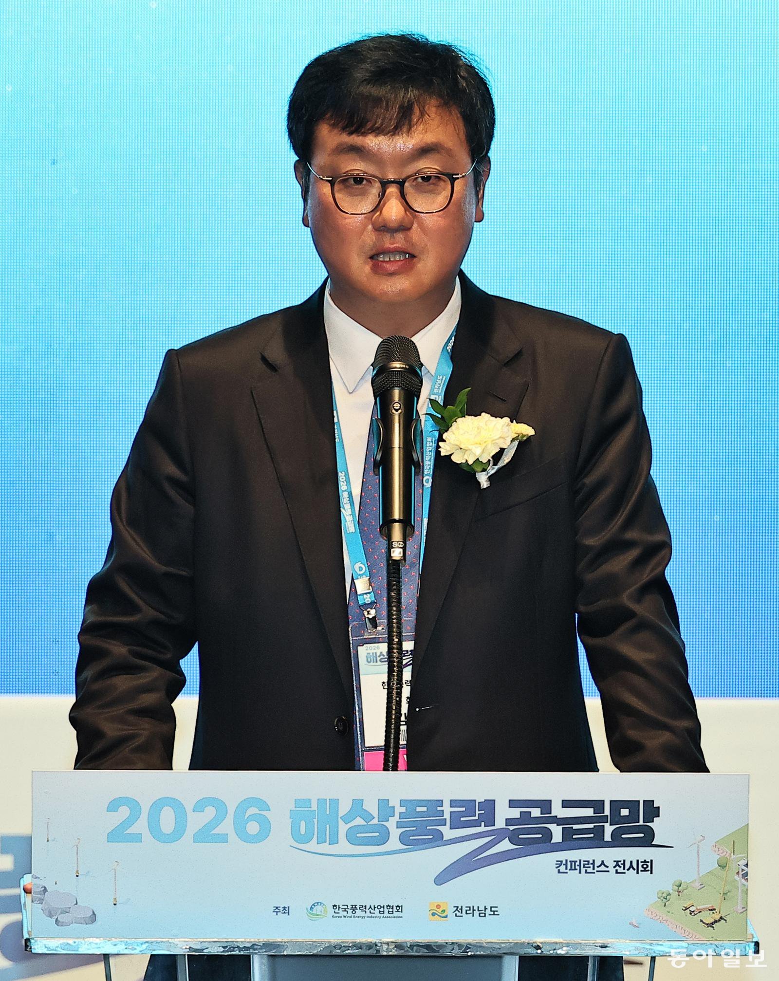 16일 전남 여수시 여수엑스포컨벤션센터에서 열린 ‘2026 해상풍력 공급망 콘퍼런스 전시회’ 개막식에서 김강학 한국풍력산업협회장이 개회사를 하고 있다. 여수=양회성 기자 yohan@donga.com