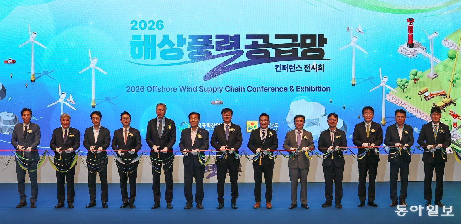 16일 전남 여수시 여수엑스포컨벤션센터에서 열린 ‘2026 해상풍력 공급망 콘퍼런스 전시회’ 개막식에서 김강학 한국풍력산업협회장, 민형배 전남광주통합특별시장 등 참석자들이 테이프 커팅을 하며 개막을 알리고 있다. 여수=양회성 기자 yohan@donga.com 양회성 기자 yohan@donga.com