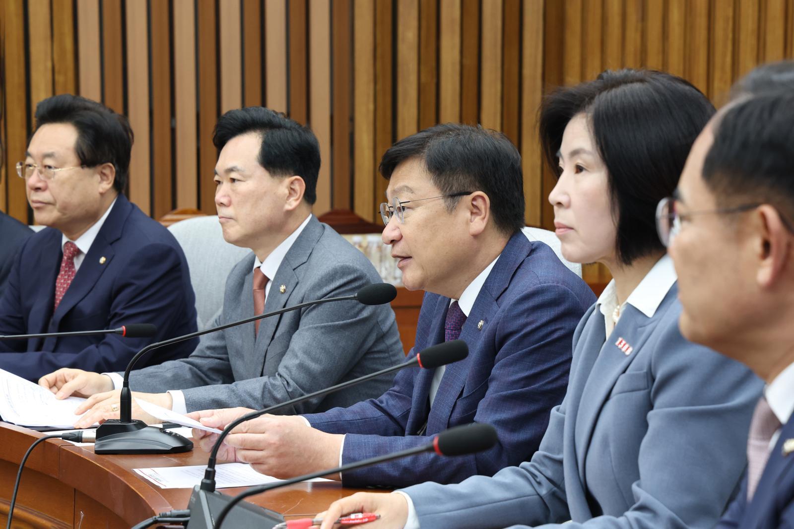 정점식 국민의힘 원내대표는 16일 오전 국회에서 취임 후 첫 원내대책회의를 열고 “투표용지 한 장의 공정을 지키는 대한민국을 위해 시급한 것은 공소취소 특검이 아니라 중앙선거관리위원회 특검”이라고 밝혔다.2026.06.16 이훈구 기자 ufo@donga.com