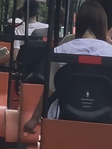 김유정 레일바이크 흡연 논란 여성