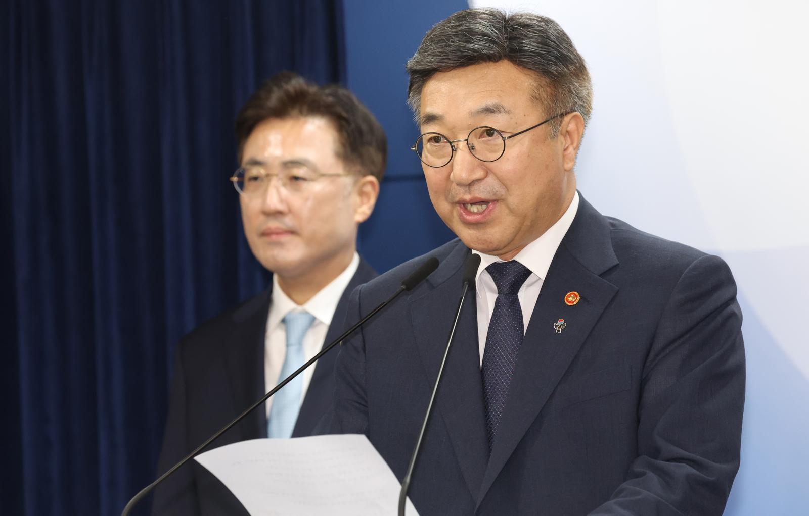 윤호중 행안장관 “잠실 사적 검문·허위 유포 엄중히 책임 묻겠다”