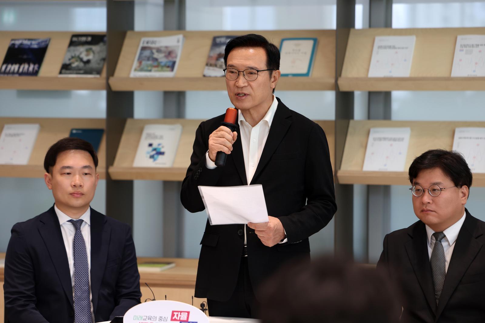 임태희 경기도교육감(가운데)이 16일 기자간담회에서 제9회 전국동시지방선거 교육감 선거 과정에서 불거진 각종 의혹에 대한 진상규명을 촉구하고 있다. 왼쪽부터 이호동 변호사, 임 교육감, 김기윤 변호사. 경기도교육청 제공