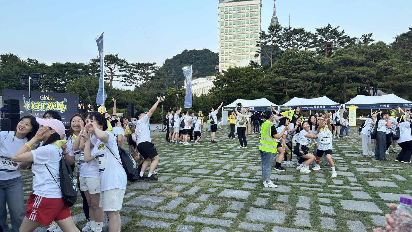 지난 13일 ‘2026 글로벌 나이트 워크’에서 ‘워크&미션 메이트(Walk & Mission Mate)’ 그룹 참가자들이 기념사진을 촬영하고 있다. 윤우열 기자 cloudancer@donga.com