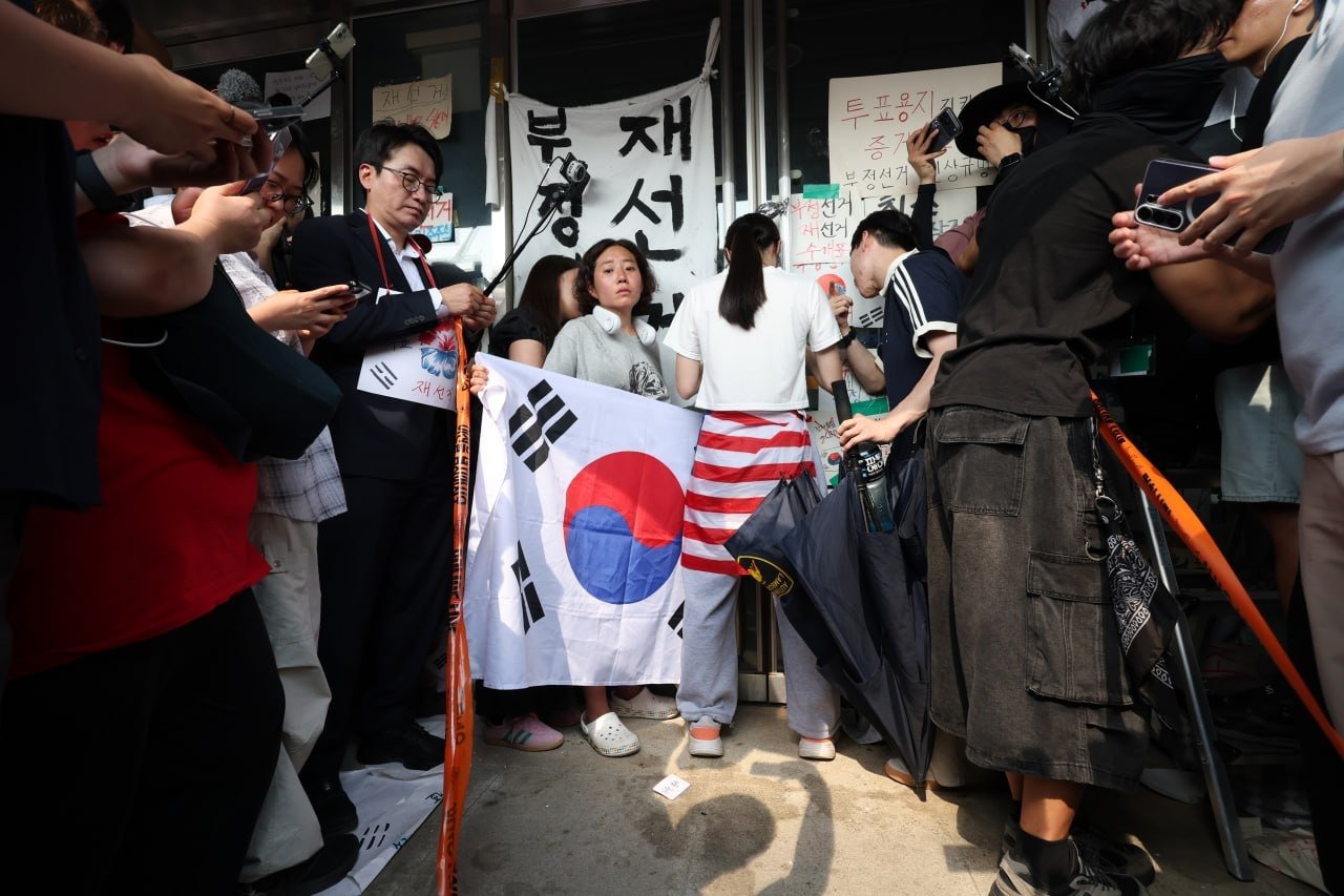 [속보]시위자 1명이 문앞 저지…체육단체, 野중재에도 진입 못했다