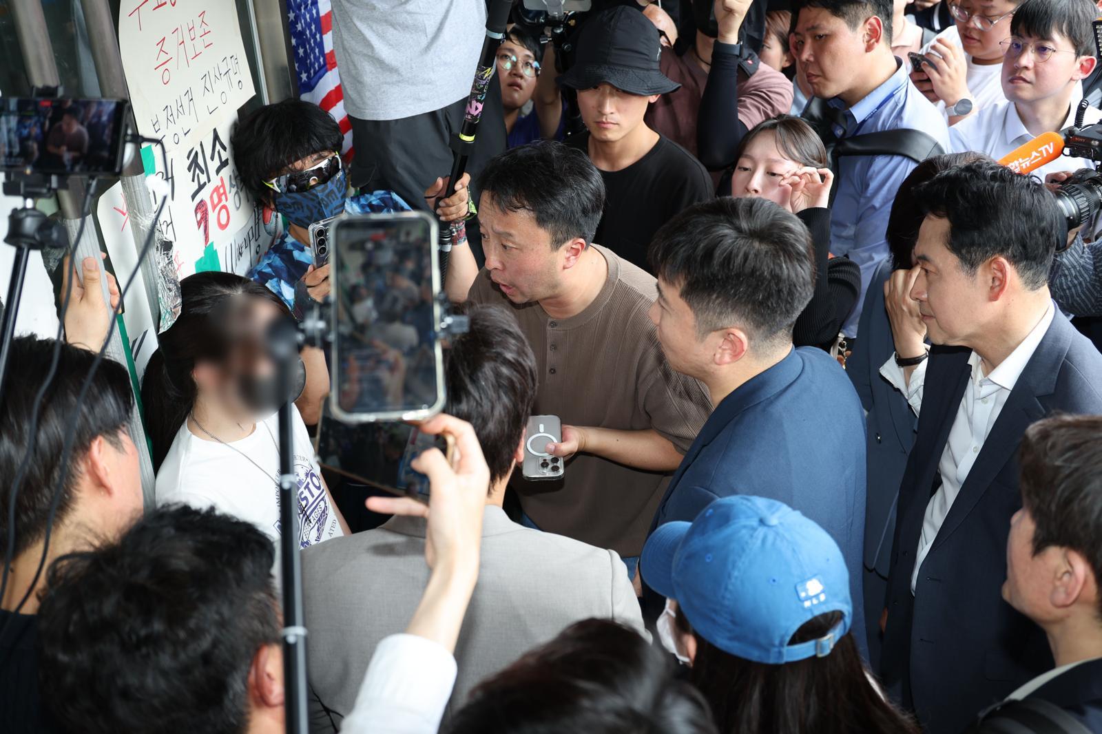 6·3 지방선거 투표용지 부족 사태로 시작한 서울 송파구 올림픽공원 핸드볼경기장 일대 ‘개표소 봉쇄 시위’가 이어지는 가운데 16일 유승민 대한체육회 회장과 장동혁 국민의힘 대표 등이 핸드볼경기장 진입을 시도하다 한 시위 참가자에게 막혀있다. 뉴스1