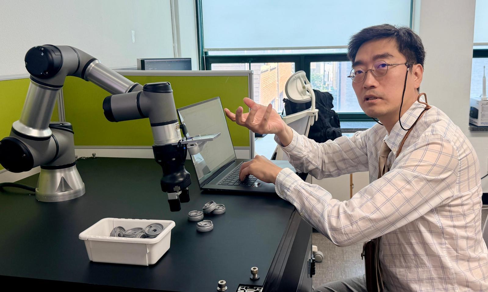 김태권 정원엔시스 이사회 의장이 AI 기반의 지능형 로봇팔을 시연해 보이고 있다. 정원엔시스 제공
