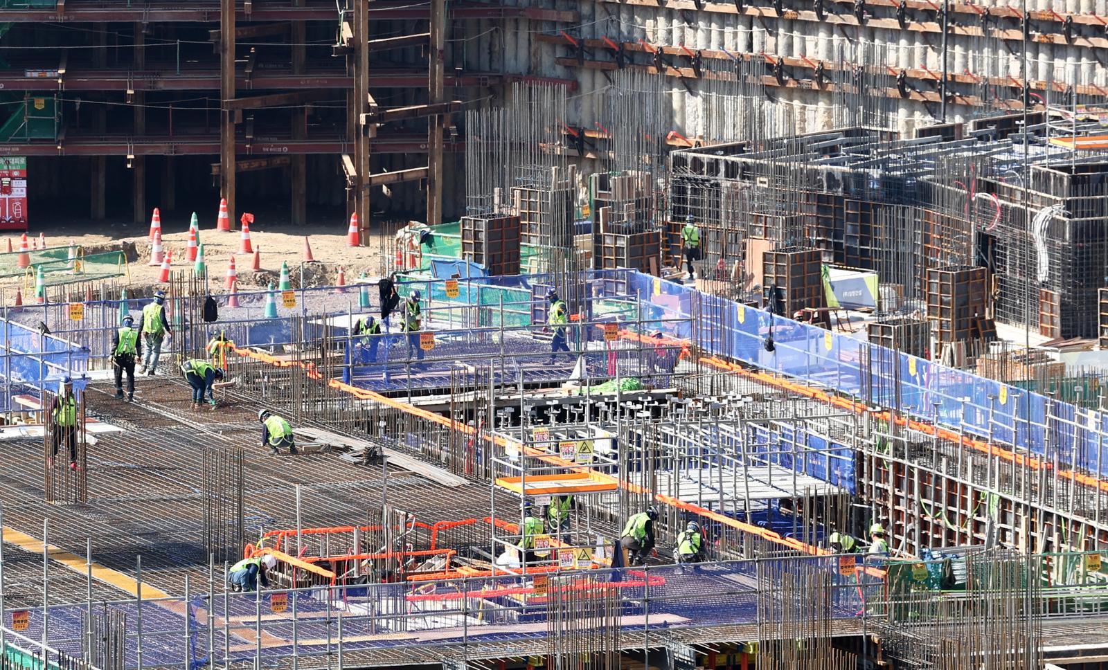44.2% of construction firms can't pay interest; bankruptcies surge amid industry slump