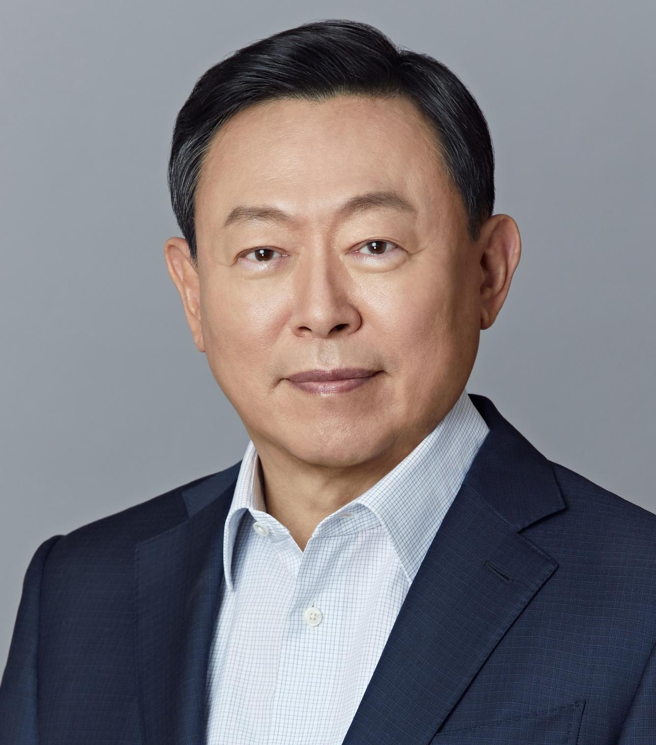 신동빈 “인공지능 전환은 생존과제”… 직접 교육 받고 AI 홈페이지 제작도