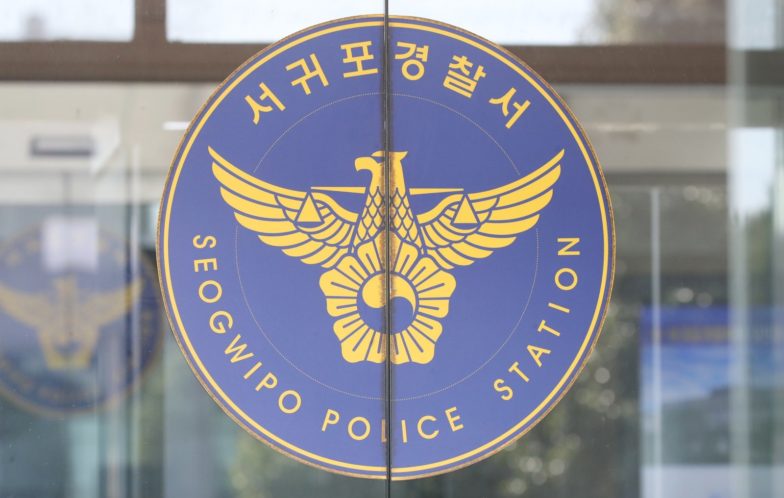 여교사 텀블러에 체액, 의자엔 소변 테러…초교 침입한 남고생 검거