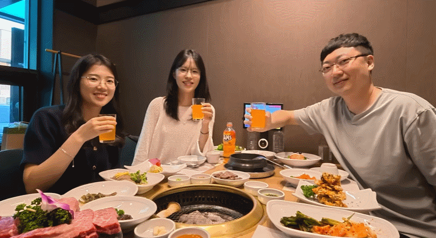 16일 충주시 공식 유튜브 채널에 ‘깐부 회동’이라는 제목의 영상이 올라왔다. 김선태 전 주무관, 최지호 주무관 등은 한우가 놓인 곳에서 ‘깐부 회동’ 사진과 비슷한 구도로 영상을 촬영했다. 충주시 유튜브 갈무리