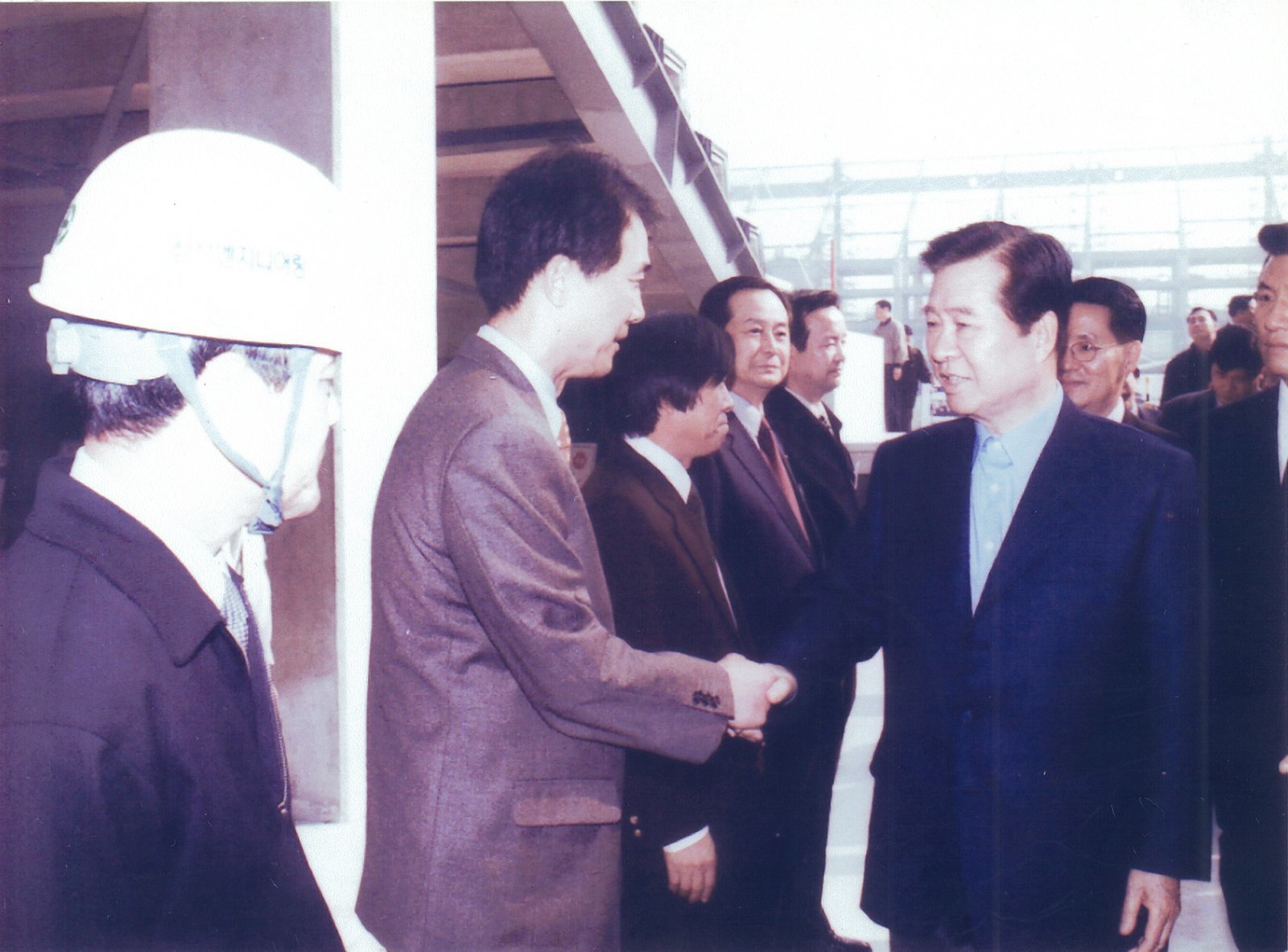 1999년 현장 방문한 김대중 대통령과 김종훈 회장