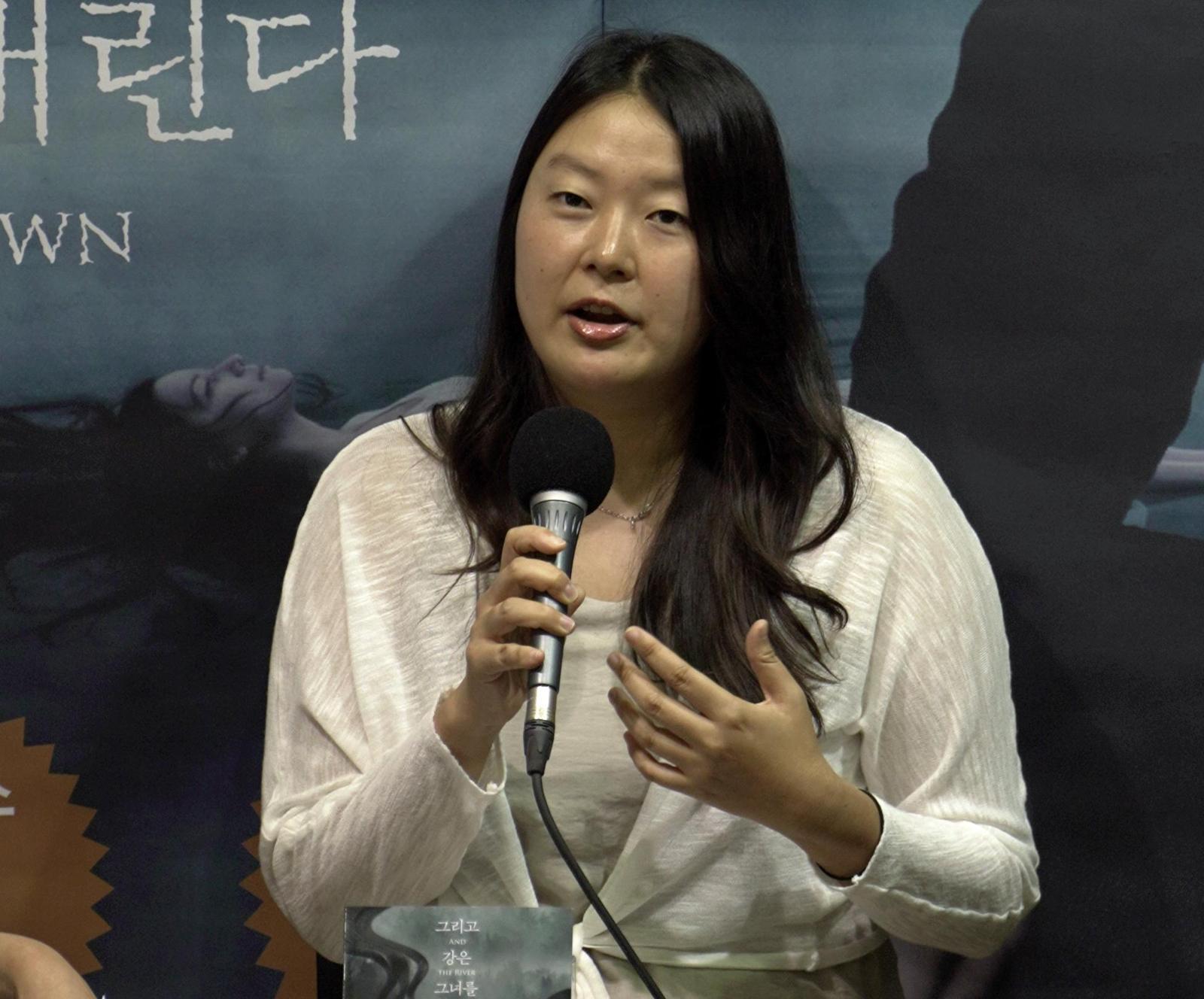 윤지현 작가는 “미국 소설은 감정에 거리를 두는 반면, 한국 문학이나 미디어는 다소 오글거리는 감정마저 피하지 않는다”며 “그런 점이 (미국에서도) 신선하게 받아들여진다”고 했다. 휴머니스트 제공