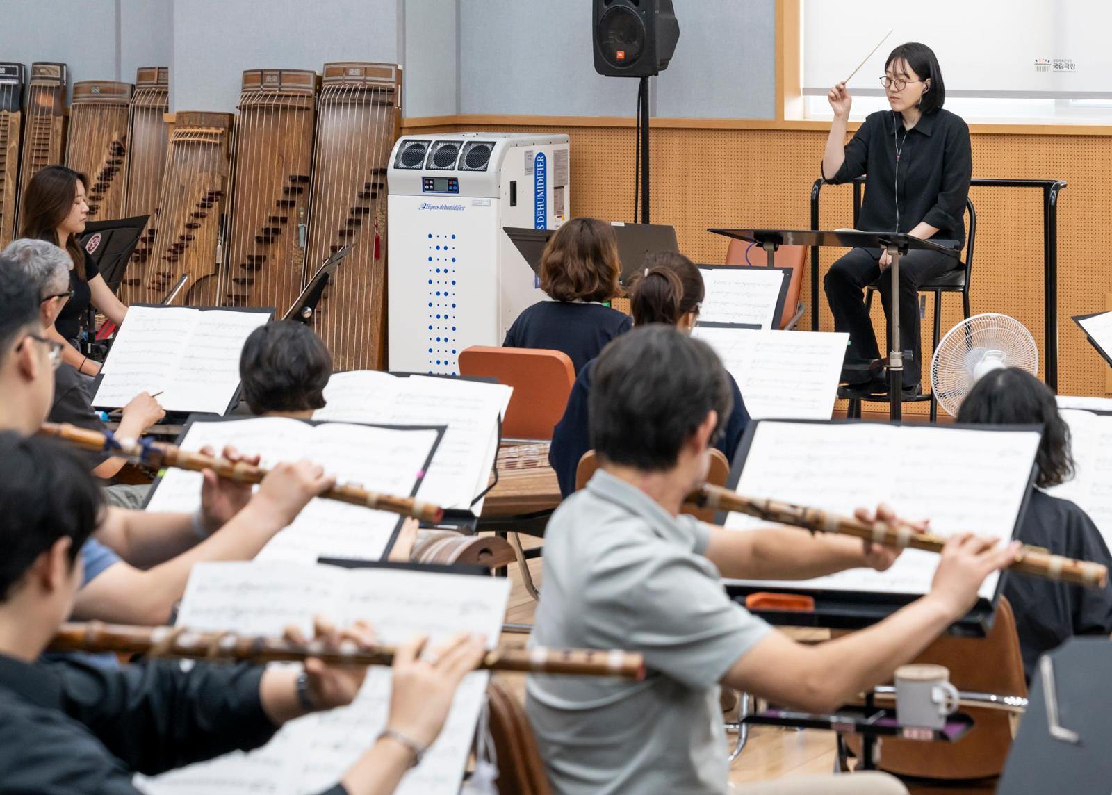 15일 국립극장 연습실에서 국립국악관현악단 단원들이 지음이 작곡하고 인간 작곡가가 다듬은 노래 ‘그대라는 기적’을 연주하고 있다. 국립극장 제공