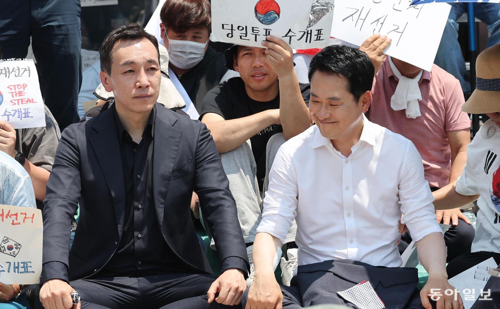국민의힘 장동혁 대표(오른쪽)와 김민수 최고위원이 16일 서울 송파구 올림픽공원 핸드볼경기장을 찾아 6·3 지방선거 투표용지 부족 사태를 규탄하는 집회에 동참하고 있다. 변영욱 기자 cut@donga.com