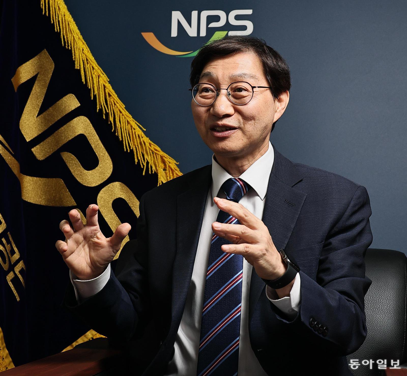 김성주 국민연금공단 이사장은 15일 동아일보와의 인터뷰에서 “국내 증시 호황 덕분에 국민연금의 자산 매각 시점이 2060∼2070년대로 대폭 늦춰졌다”며 “시장 상황이 좋을 때 적극 투자에 나서 기금 규모를 키워야 한다”고 강조했다. 양회성 기자 yohan@donga.com