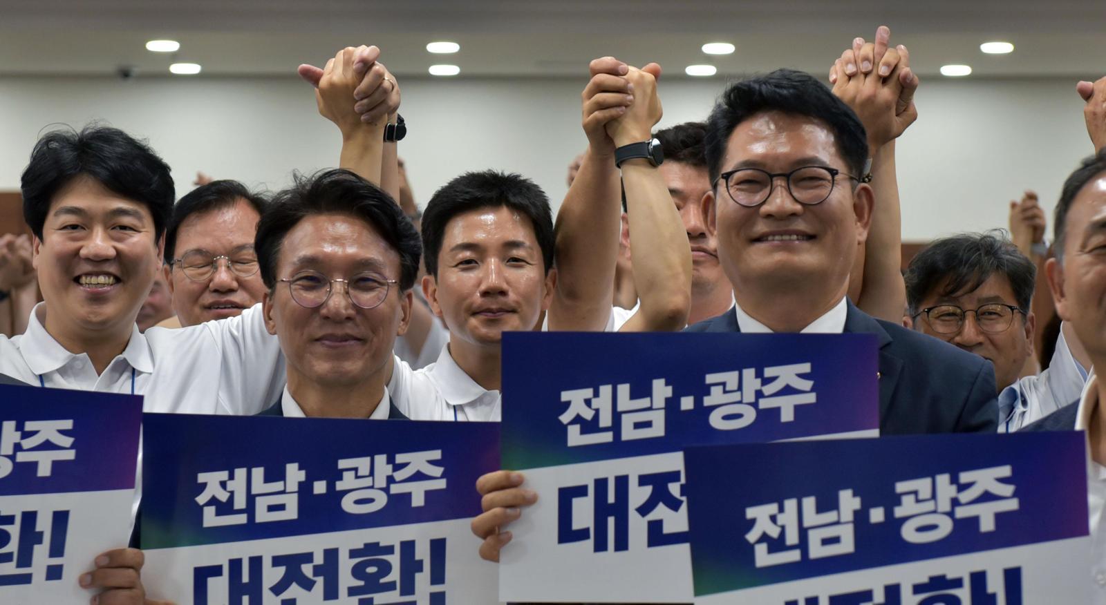 나란히 호남 찾은 김민석-송영길
김민석 국무총리와 더불어민주당 송영길 의원(앞줄 왼쪽부터)이 16일 전남 보성에서 열린 6·3 지방선거 전남광주통합특별시의원 당선인 워크숍에서 피켓을 들고 기념촬영을 하고 있다. 보성=뉴스1