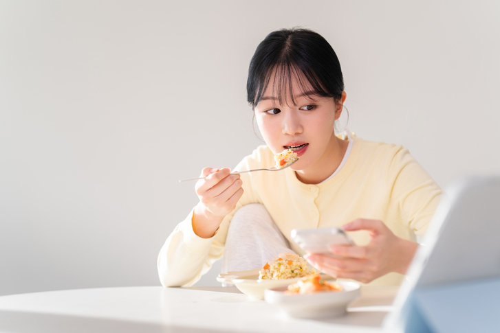 스마트폰 화면을 보며 식사하는 습관은 과식을 부를 위험이 있다. 사진=게티이미지뱅크.