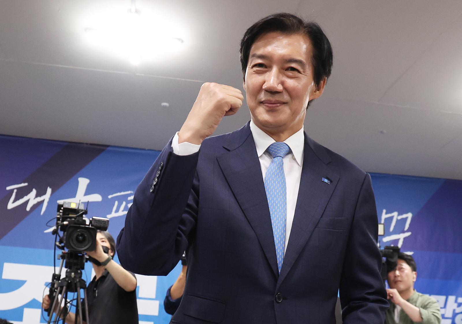 경기 평택을 국회의원 재선거에 출마한 조국혁신당 조국 후보가 3일 경기도 평택시 선거사무소에서 지지자들에게 인사하고 있다. 2026.06.03. 사진공동취재단