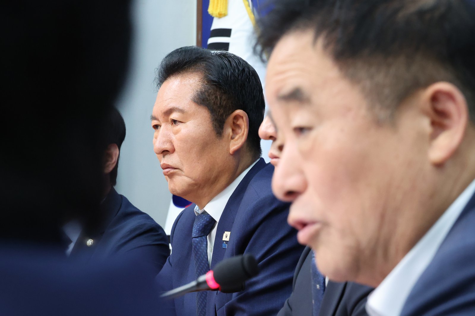 정청래 더불어민주당 대표가 서울 여의도 국회에서 열린 최고위원회의에서 강득구 최고위원의 발언을 듣고 있다. 2026.6.17/뉴스1