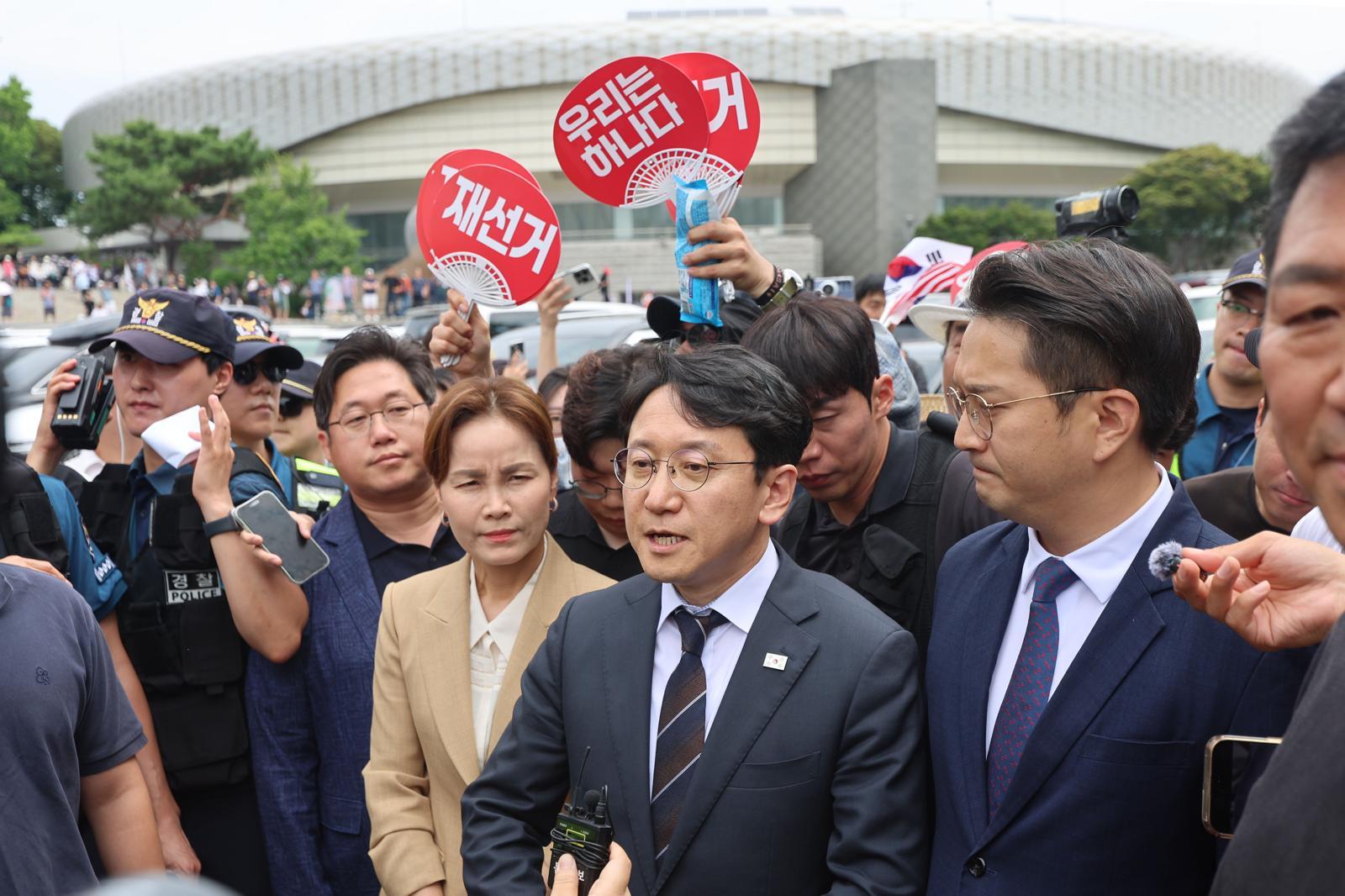 천준호, 임오경, 전용기 더불어민주당 의원들이 17일 6·3 지방선거 투표용지 부족 사태에 반발한 시민들이 시위를 이어가고 있는 서울 올림픽공원 핸드볼경기장을 찾아 현장을 둘러본 뒤 발언을 하고 있다. 2026.06.17. 뉴시스
