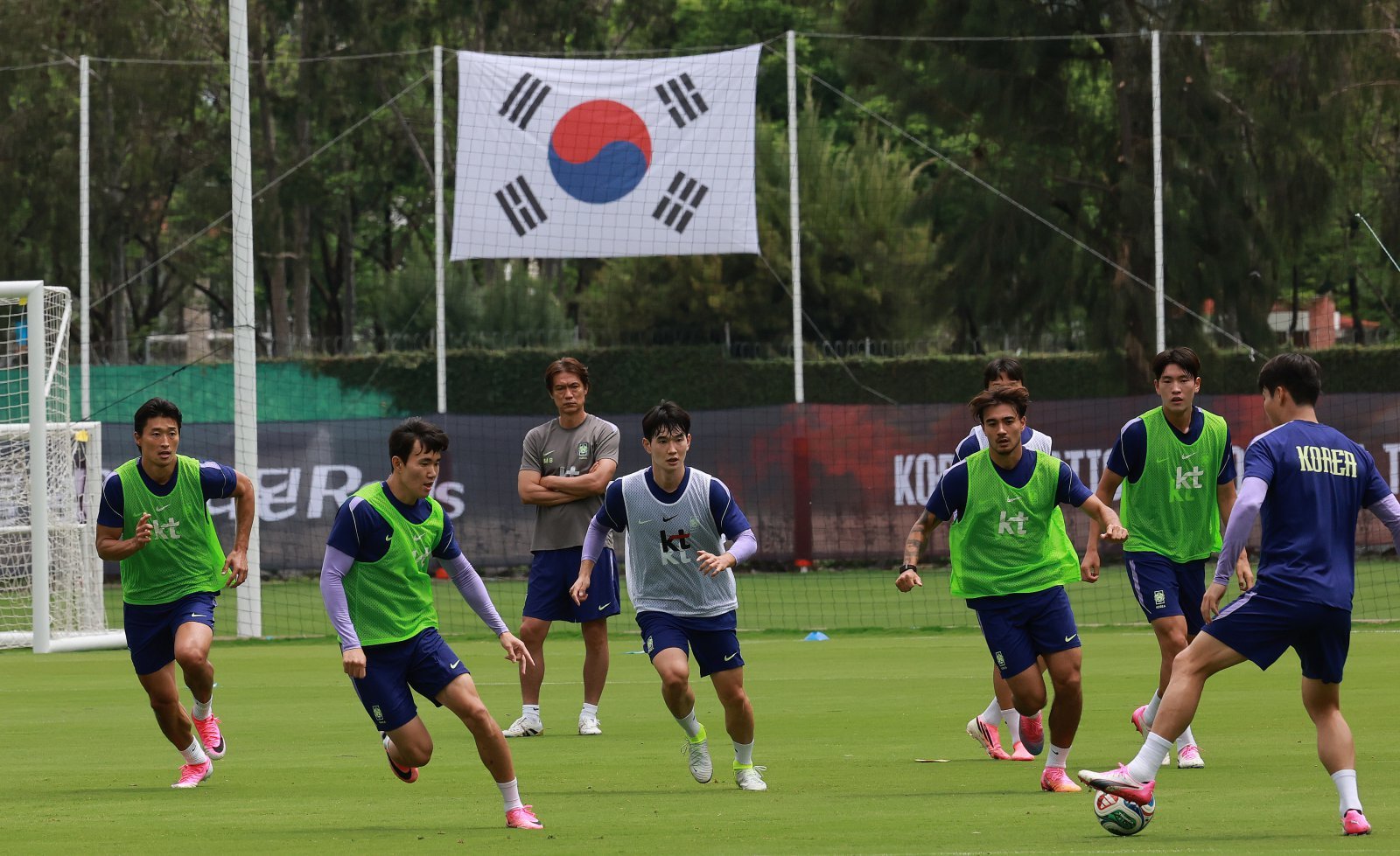 홍명보 대한민국 축구 국가대표팀 감독이 14일(현지시간) 멕시코 과달라하라 인근 사포판에 위치한 베이스캠프 훈련장 치바스 바예 베르데에서 선수들의 훈련을 지켜보고 있다. 2026.6.15 ⓒ 뉴스1