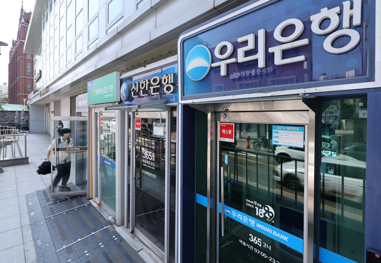 사진은 이날 오전 서울 시내 시중은행 ATM기기 모습. 2026.6.2 ⓒ 뉴스1