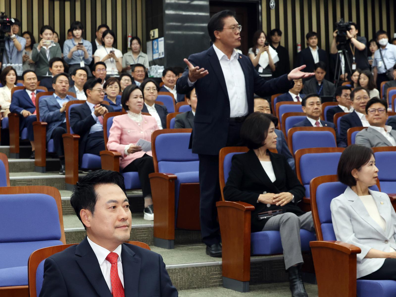 “최악의 당 모습” vs “나가서 하라”…국힘 의총 시작부터 설전