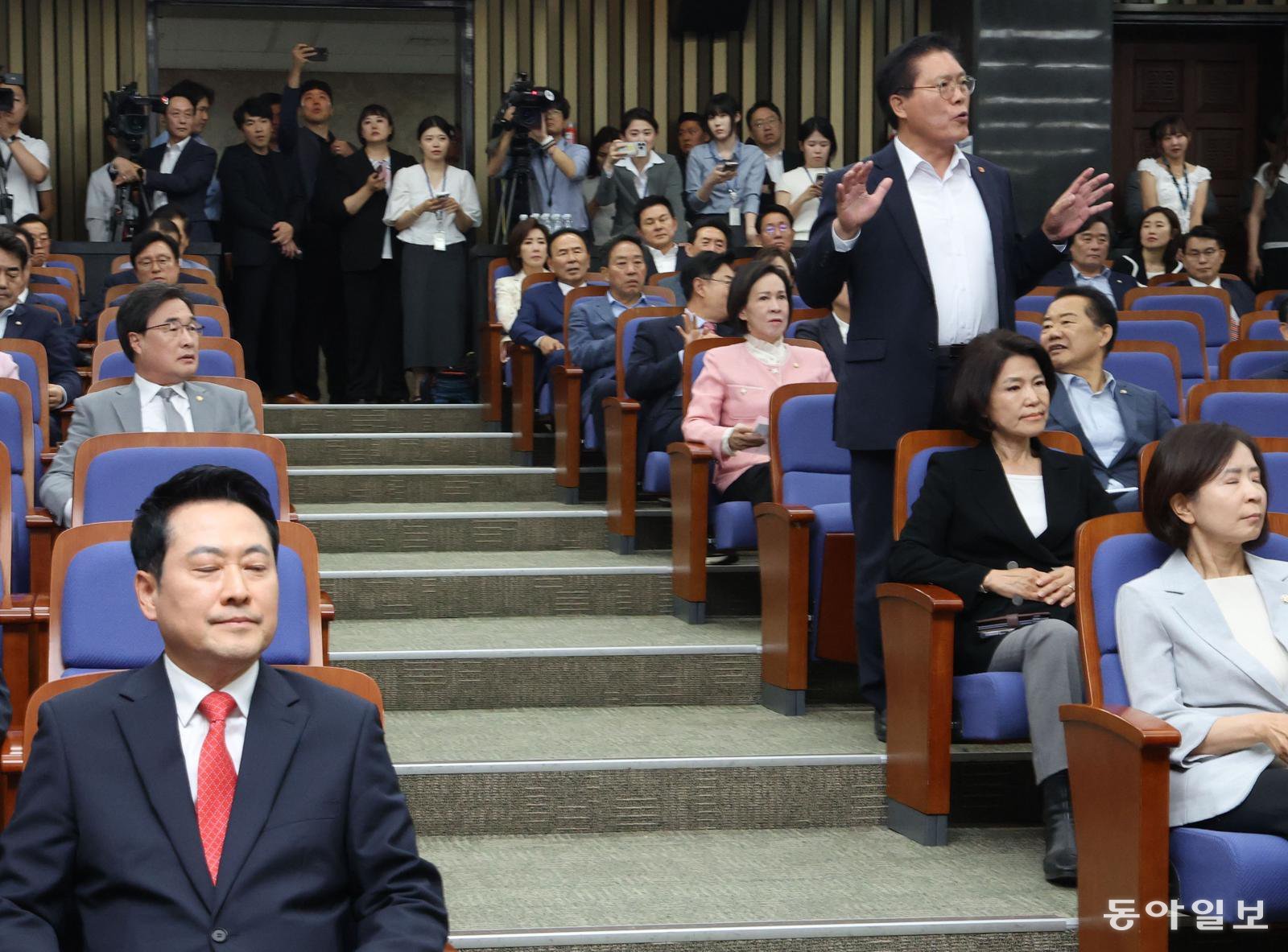 [정치 한 컷]“공개 발언 하겠습니다!”…국힘 의총장 뒤흔든 고성