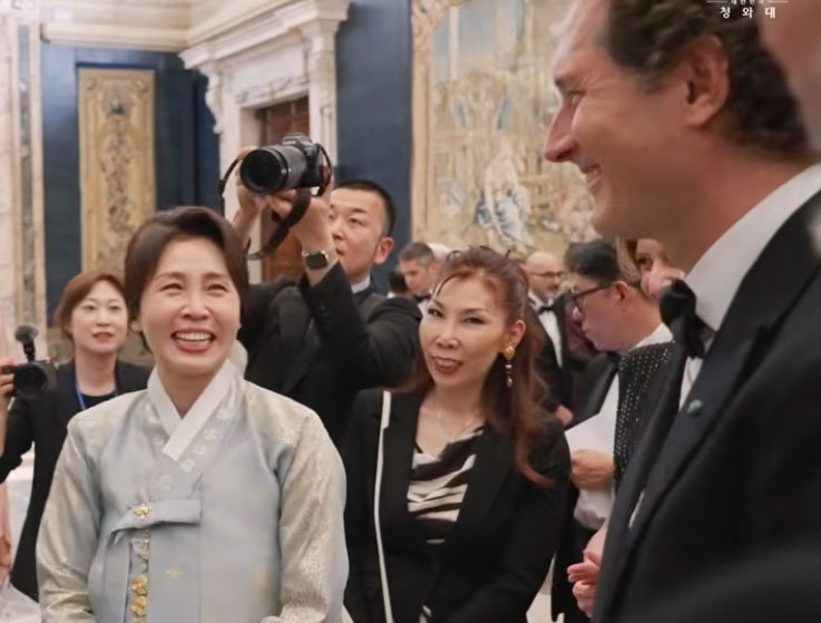 존 엘칸 페라리 회장과 인사를 나누고 환하게 웃는 김혜경 여사. 이재명 유튜브